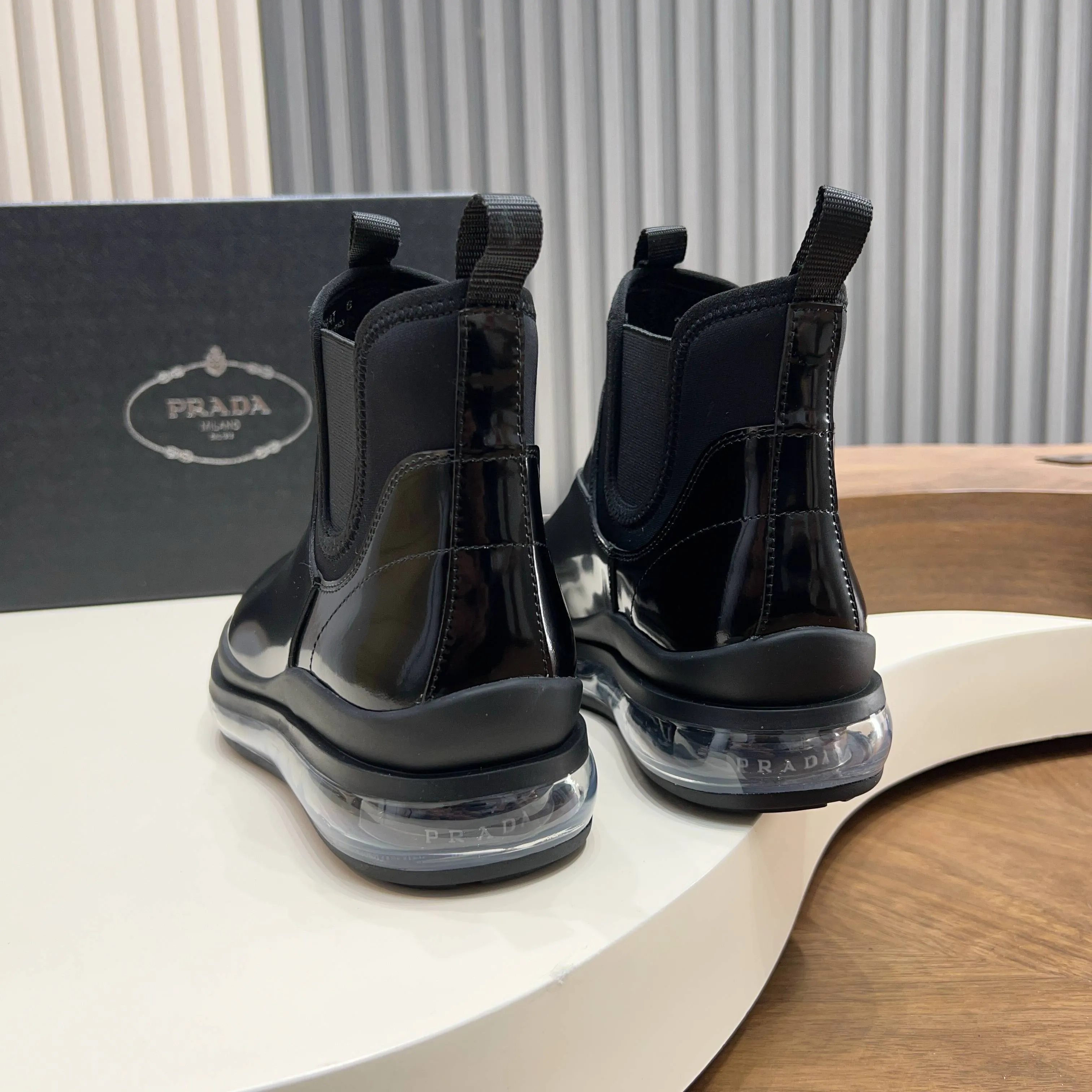 Men's shoes 💰 1000 Prada/Prada Italian show version Pure original men's high-top slip-on air cushion shoes Original super flexible air cushion outsole Silver label PRADA letter logo decoration on the heel Rubber bottom layer High comfort Excellent anti-slip performance Imported waxed cowhide Leather is smooth Leather holes are fine and even Super good texture Slip-on design Geometric carving decoration Novel and unique Full calf leather lining Standard gold-labeled feet. Fine workmanship. Ignore market currency. Support comparison inspection. Size: 38-39-40-41-42-43-44. Standard leather shoe size 45. Order